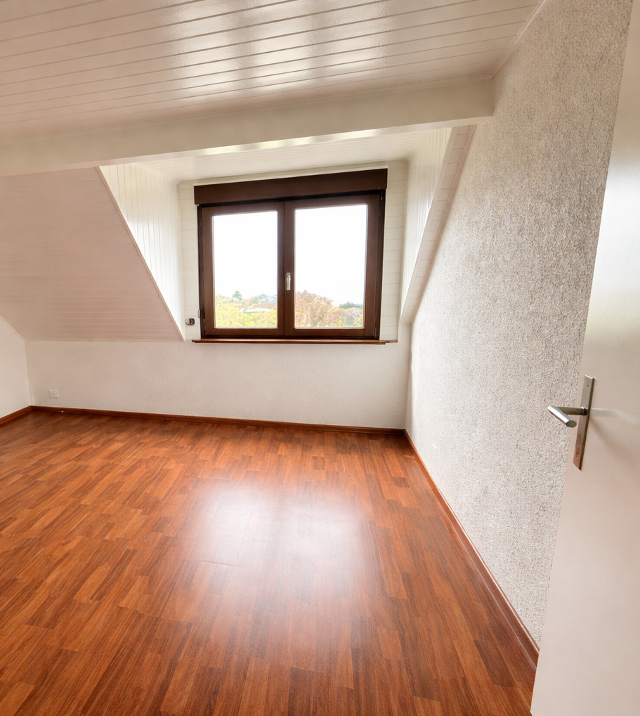 Leerer Dachgeschossraum mit Fenster