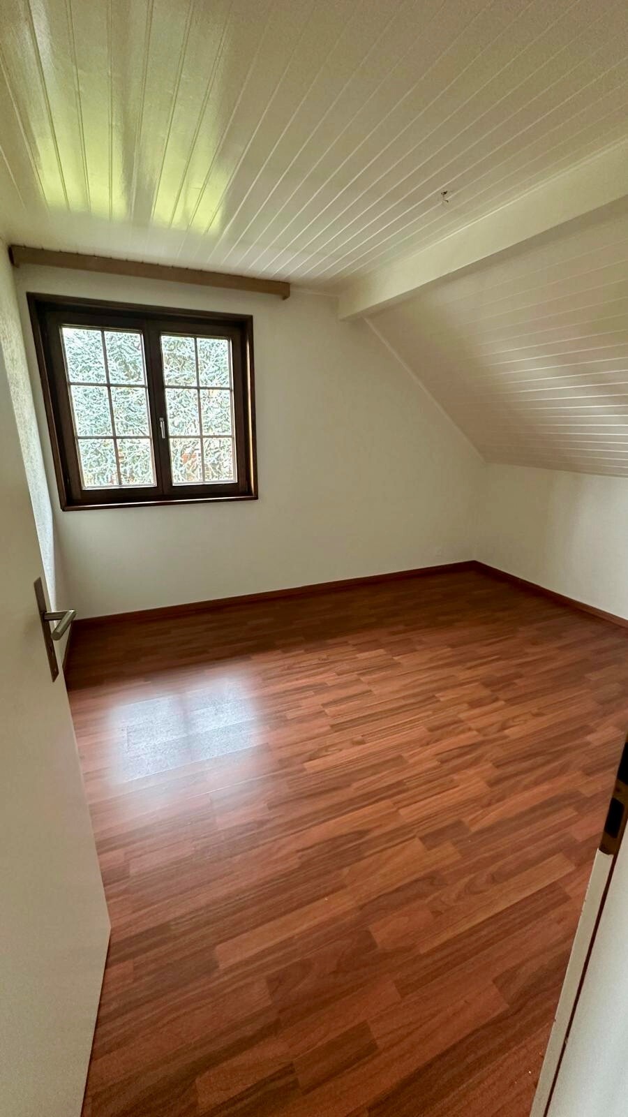 Leerer Dachraum mit Holzfußboden