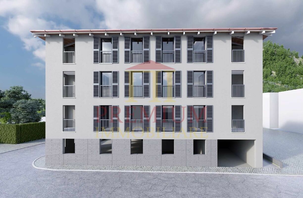 Mehrfamilienhaus mit hell verputzter Fassade und Fensterläden