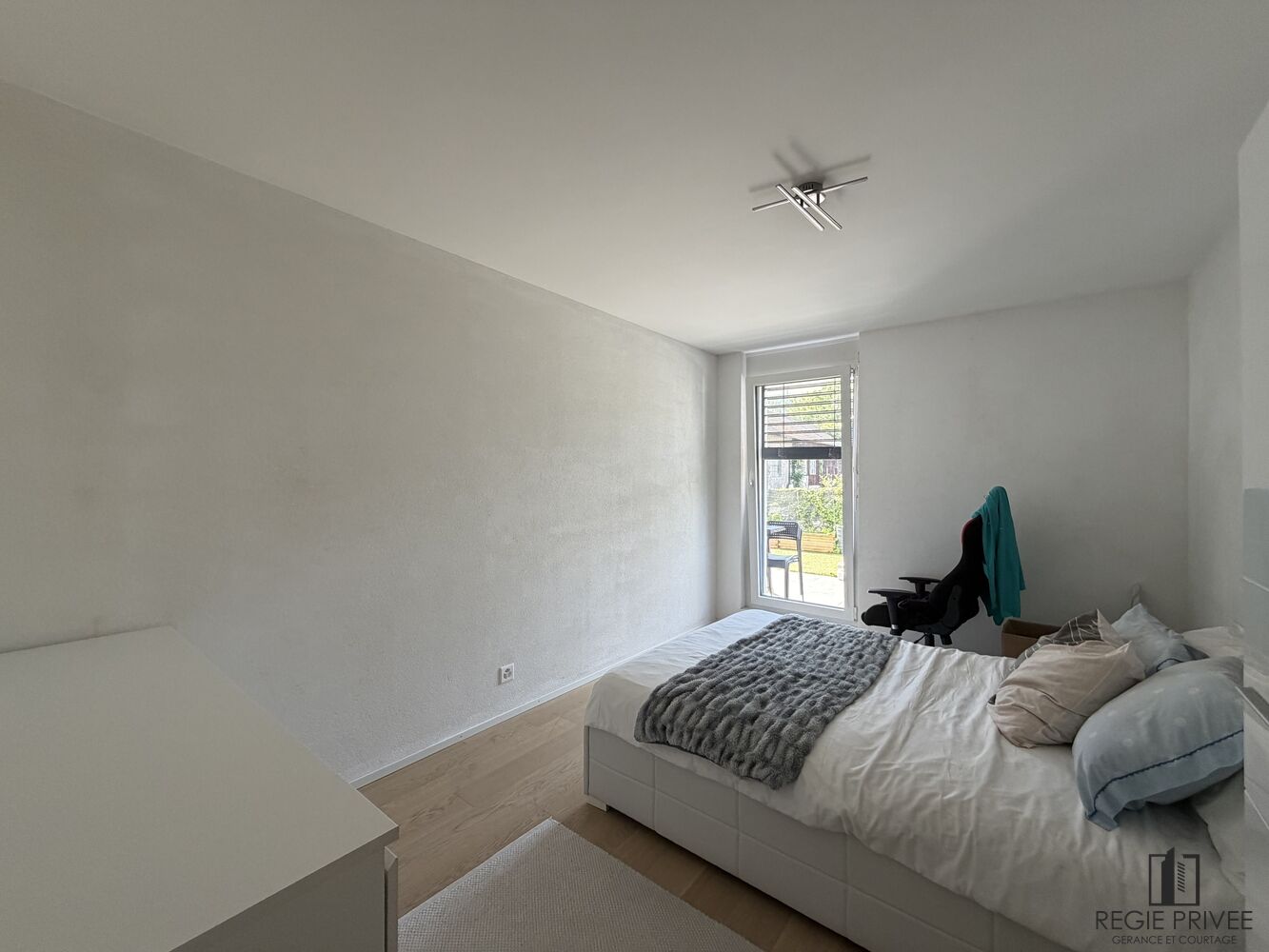 Helles Schlafzimmer mit schlichtem, modernem Interieur