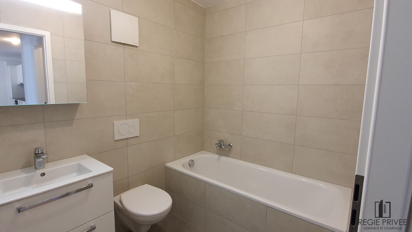 Modernes Badezimmer mit Badewanne und Waschtisch
