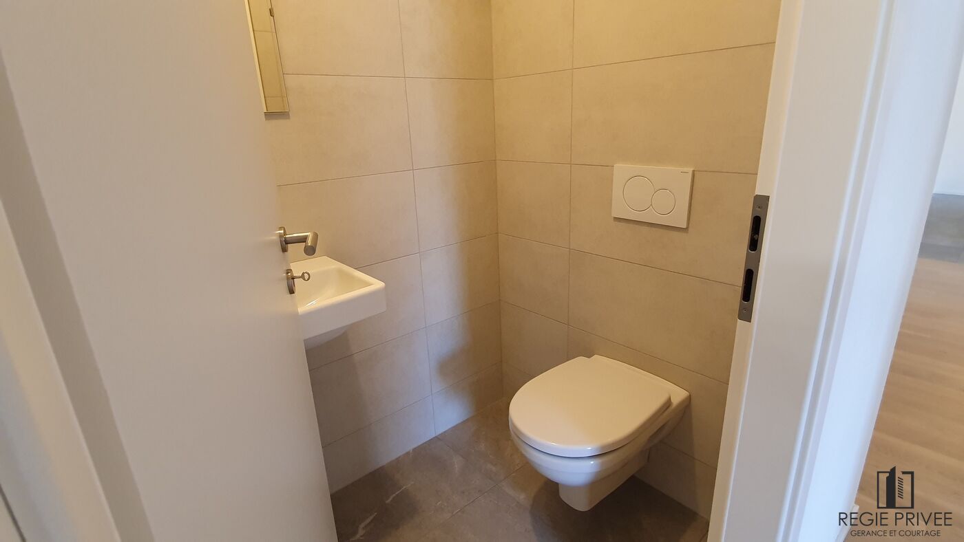 Gäste-WC mit Wand-WC und Handwaschbecken