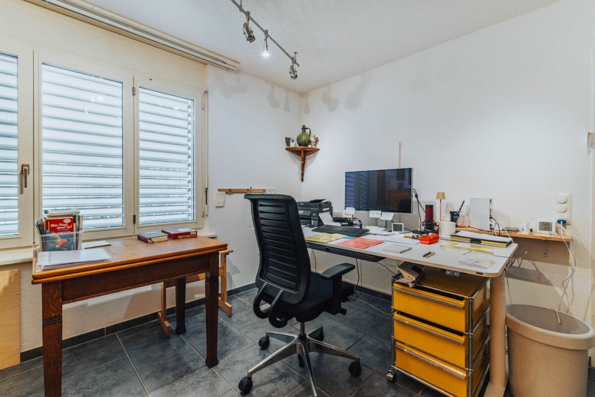 Arbeitszimmer mit Schreibtisch