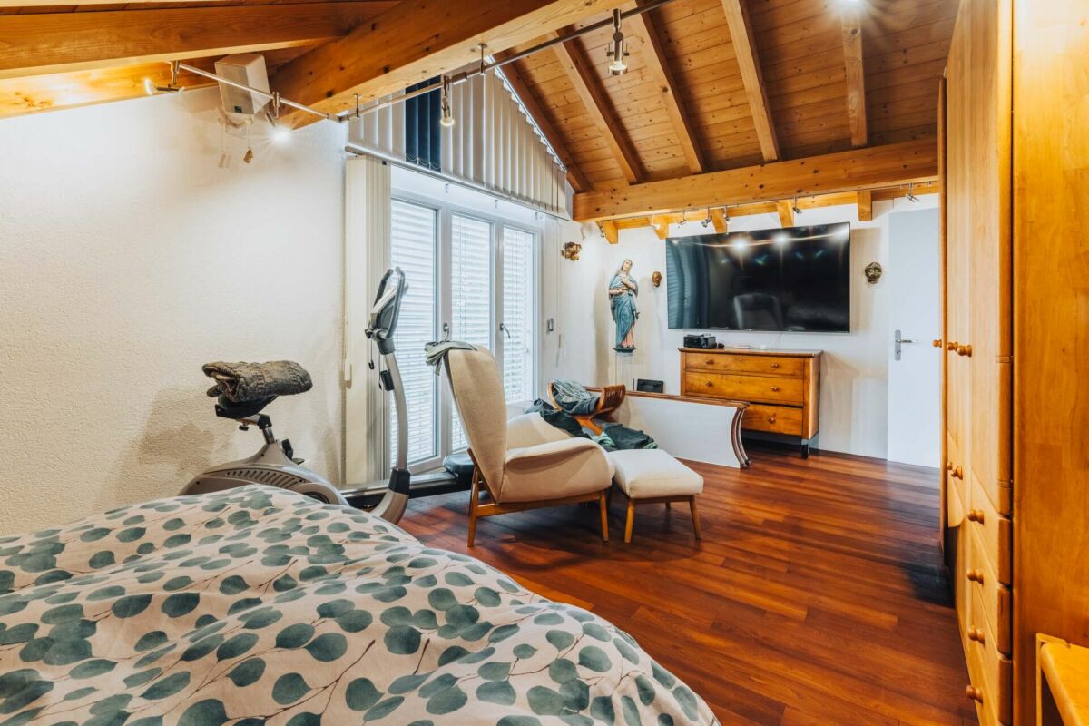 Dachgeschoss-Schlafzimmer mit Wohnbereich