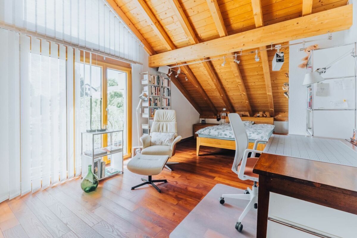 Ausgebautes Dachzimmer mit Schlafzimmer und Arbeitsbereich
