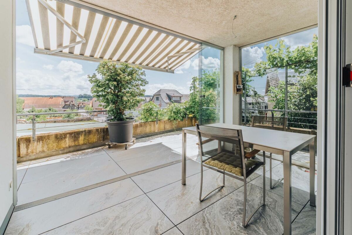 Überdachte Terrasse mit Blick ins Grüne