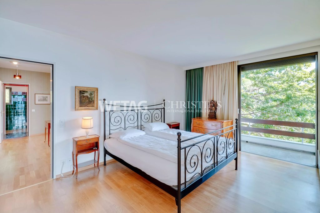 Schlafzimmer mit Balkonblick