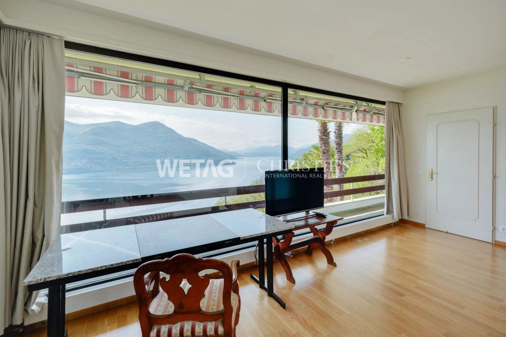 Wohnraum mit Panoramafenster und Seeblick