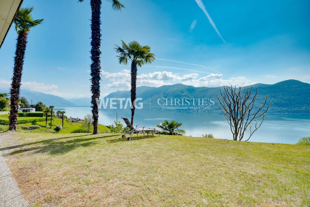 See- und Bergblick mit gepflegtem Garten
