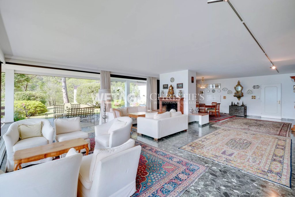 Großzügiges Wohn- und Esszimmer mit Blick in den Garten