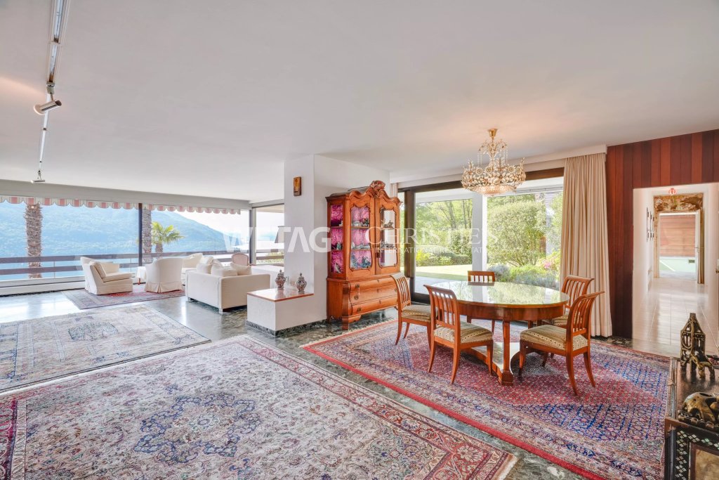 Wohnzimmer mit Essbereich und Panoramablick