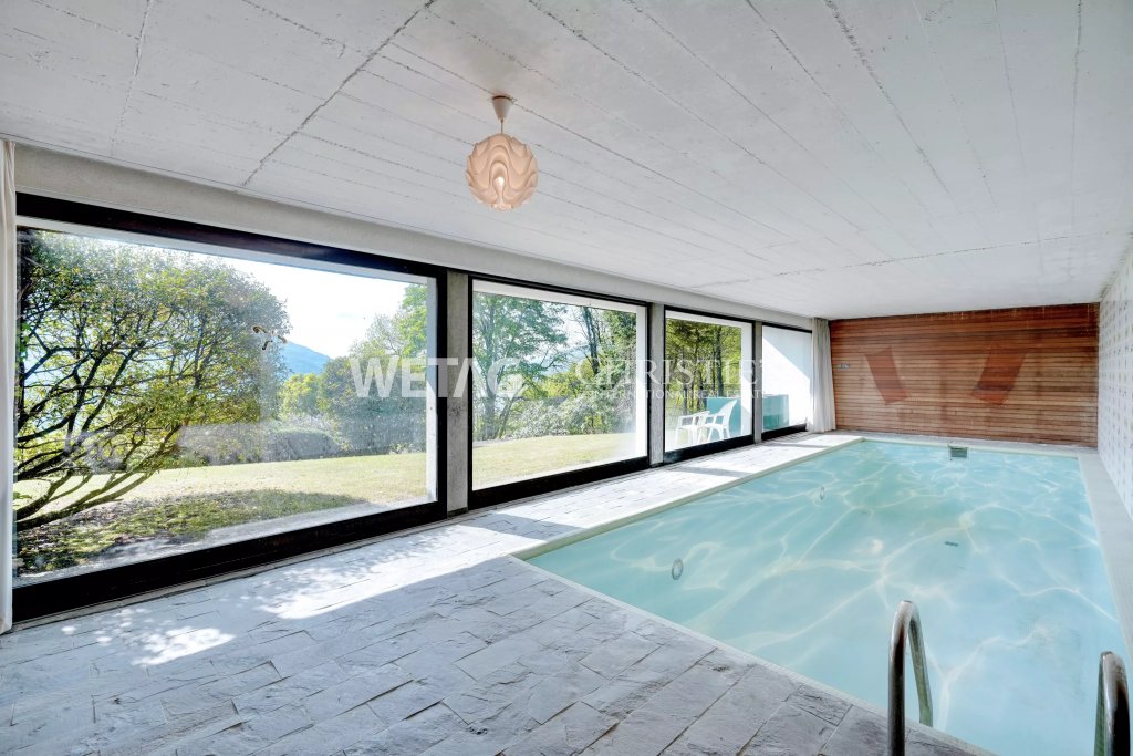Innenpool mit Panoramafenstern