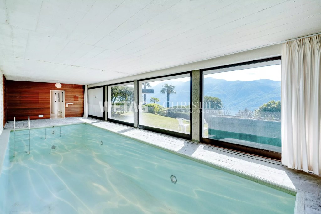 Innenpool mit Panoramafenstern