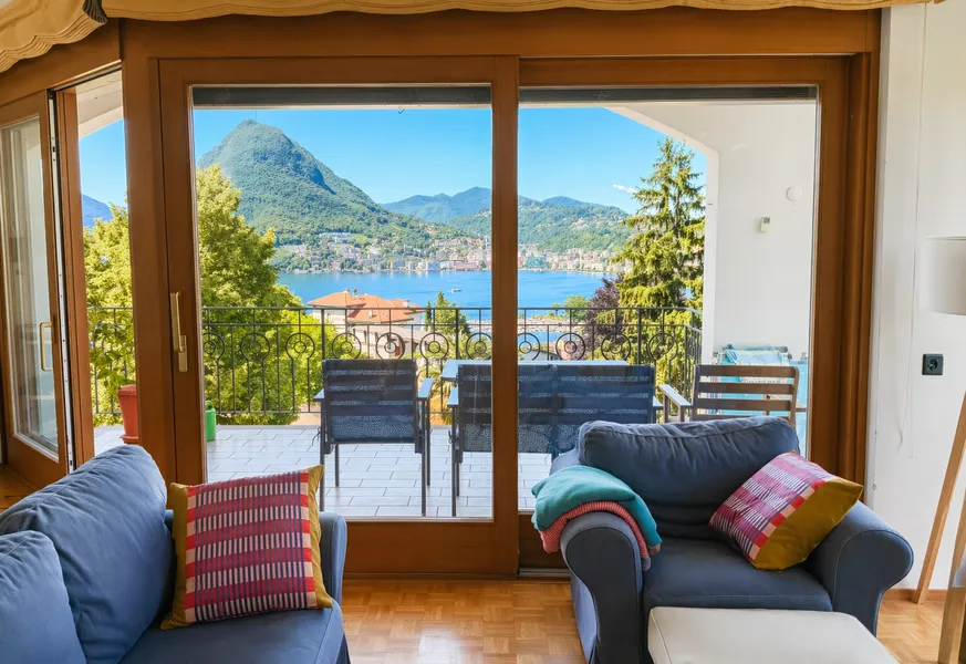Wohnzimmer mit Seeblick und Terrasse