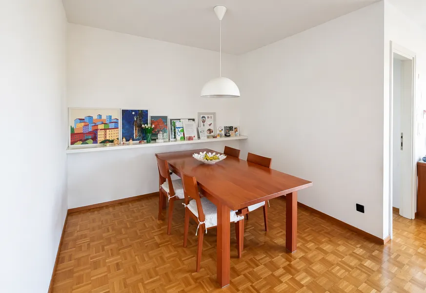 Esszimmer mit Holztisch