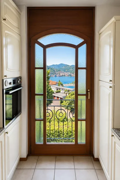 Küche mit Blick auf Balkon und See