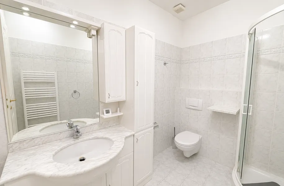 Helles Badezimmer mit Dusche und Waschtisch