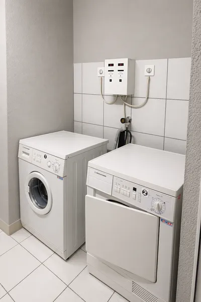 Hauswirtschaftsraum mit Waschmaschine und Trockner