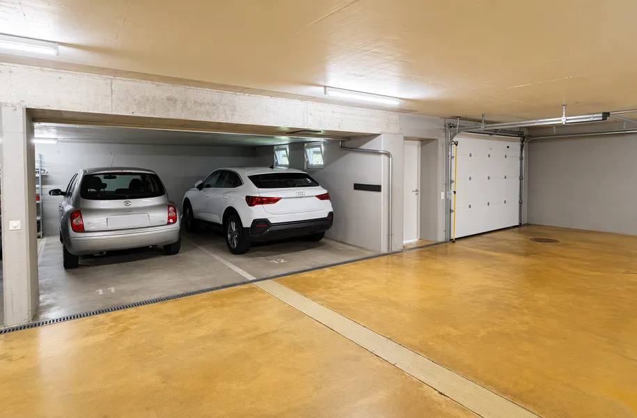 Tiefgarage mit zwei geparkten Fahrzeugen