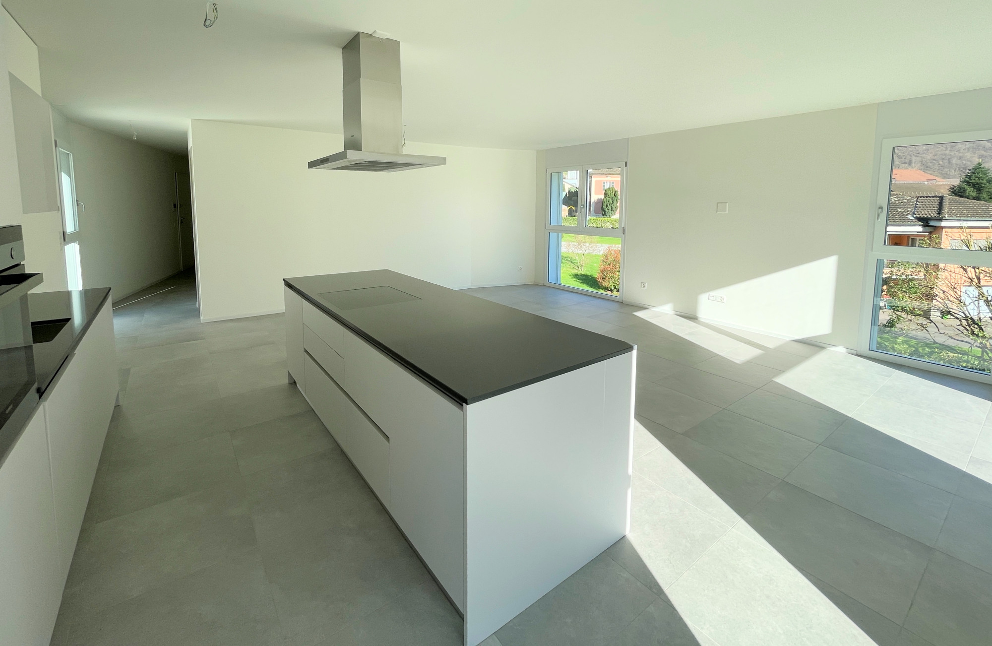 Offene, moderne Wohnküche im Neubau