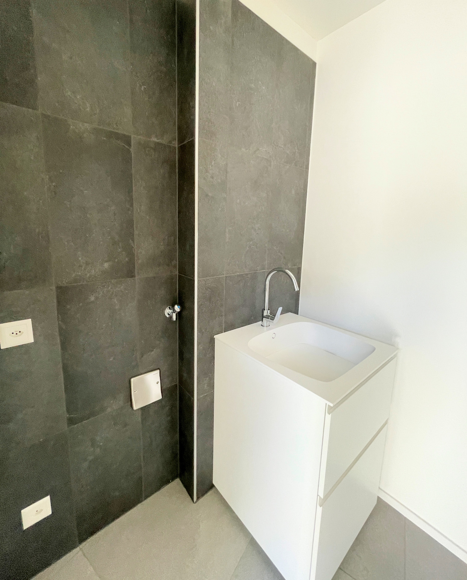 Modernes Bad mit Waschbecken