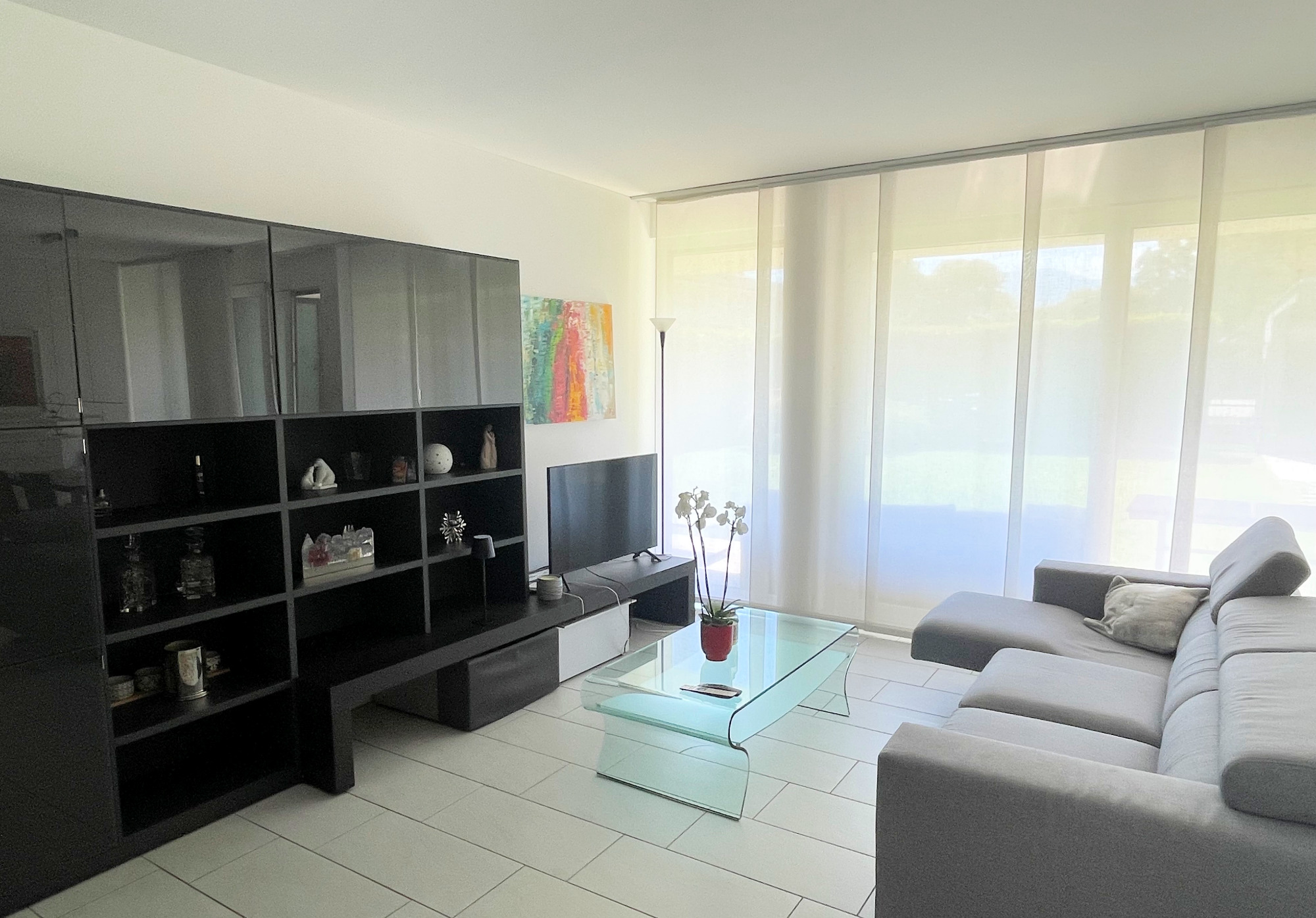 Helles modernes Wohnzimmer