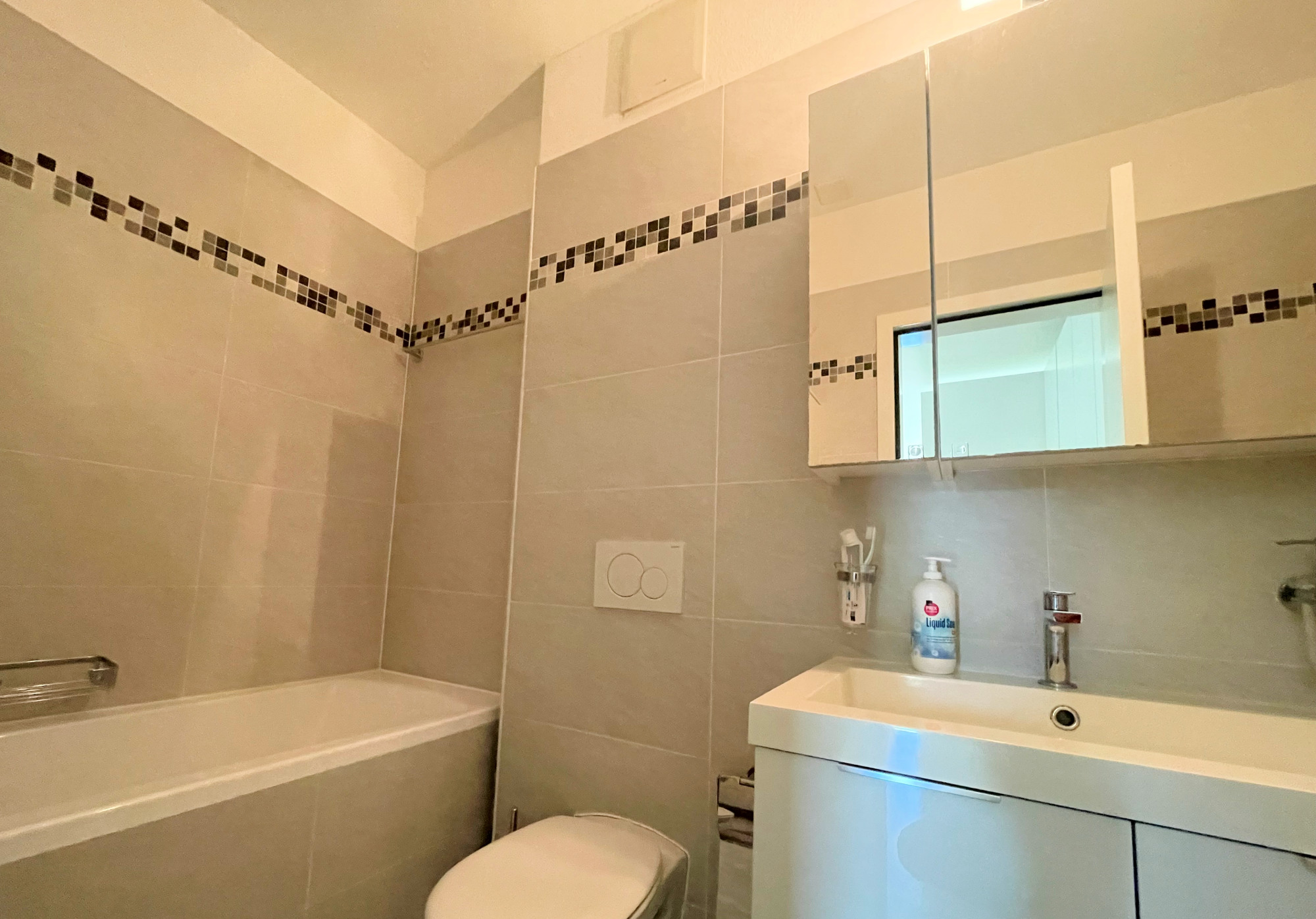 Modernes Badezimmer mit Badewanne und Waschtisch