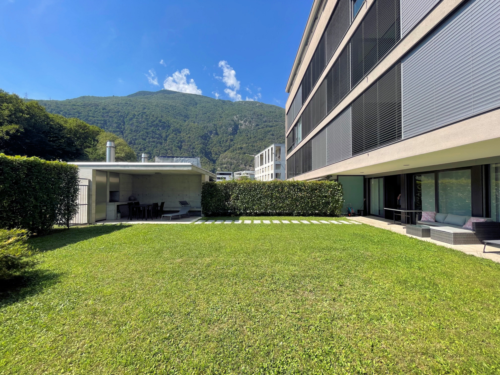 Moderner Außenbereich mit Garten und Bergblick