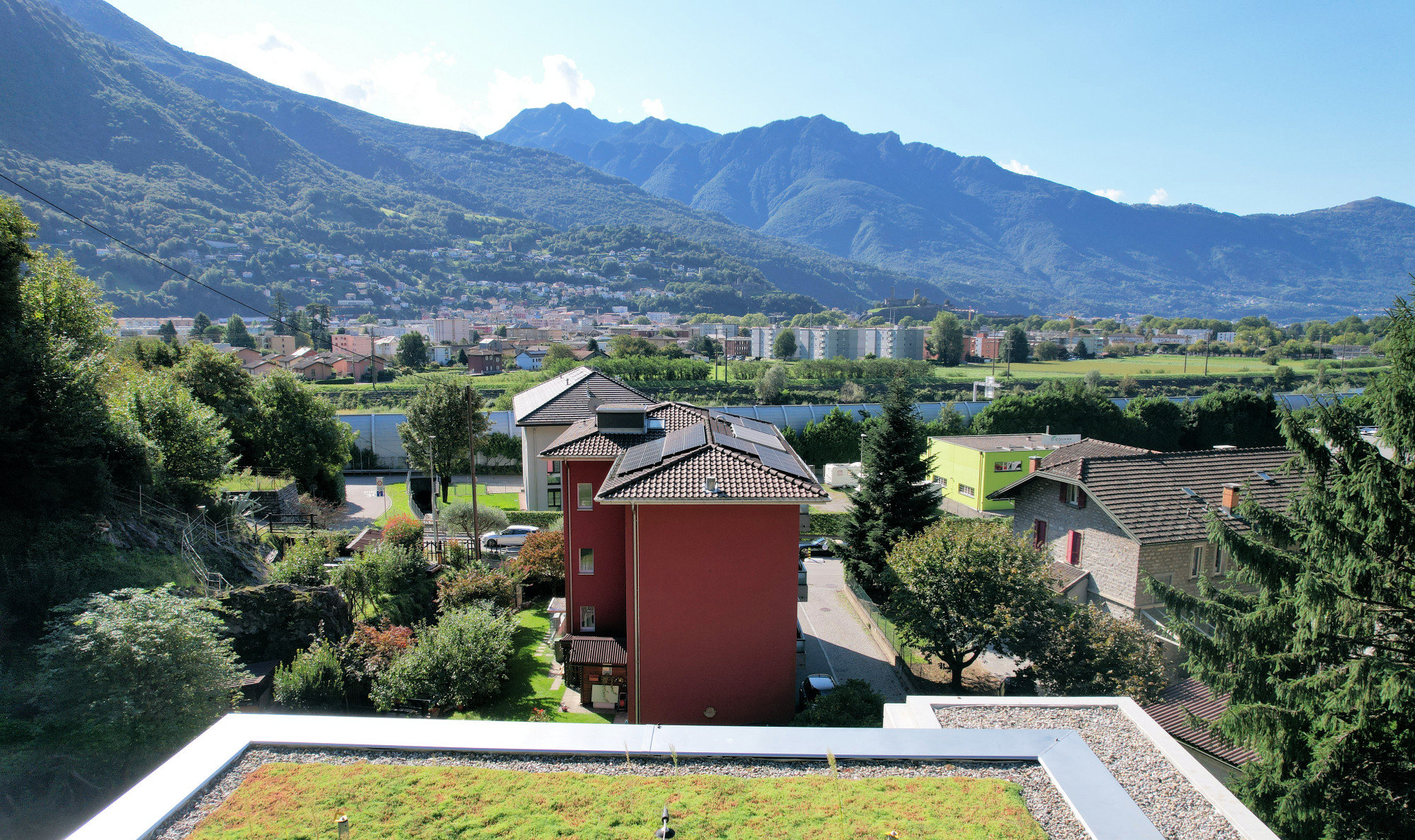 Berg- und Stadtblick von einer erhöhten Lage