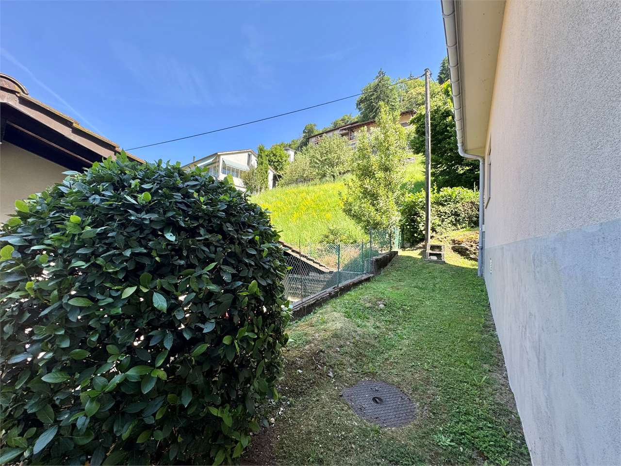 Garten- und Seitenbereich eines Hauses
