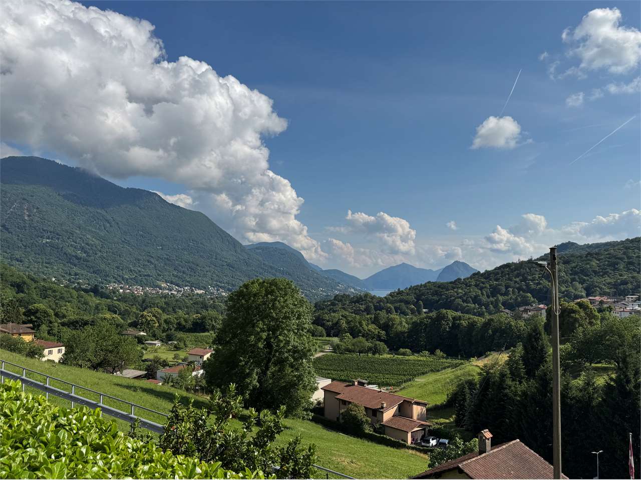 Panoramablick auf Berg- und Tallandschaft