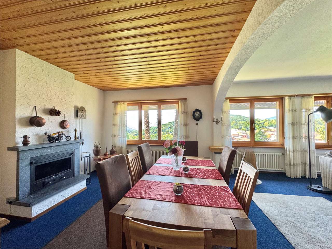 Gemütlicher Essbereich mit Kamin und Bergblick