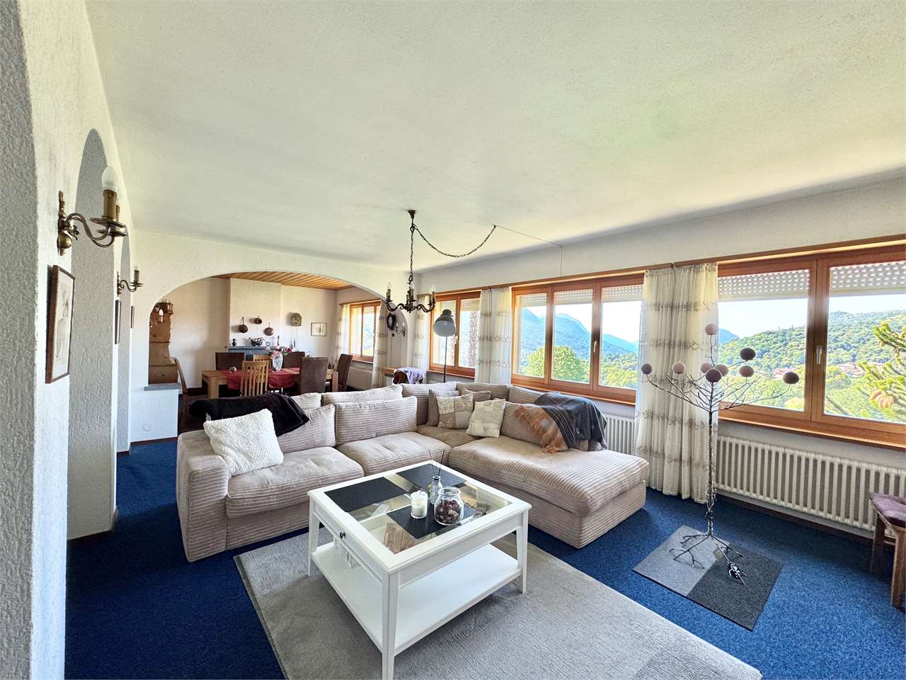 Helles Wohnzimmer mit Panoramafenstern und Bergblick