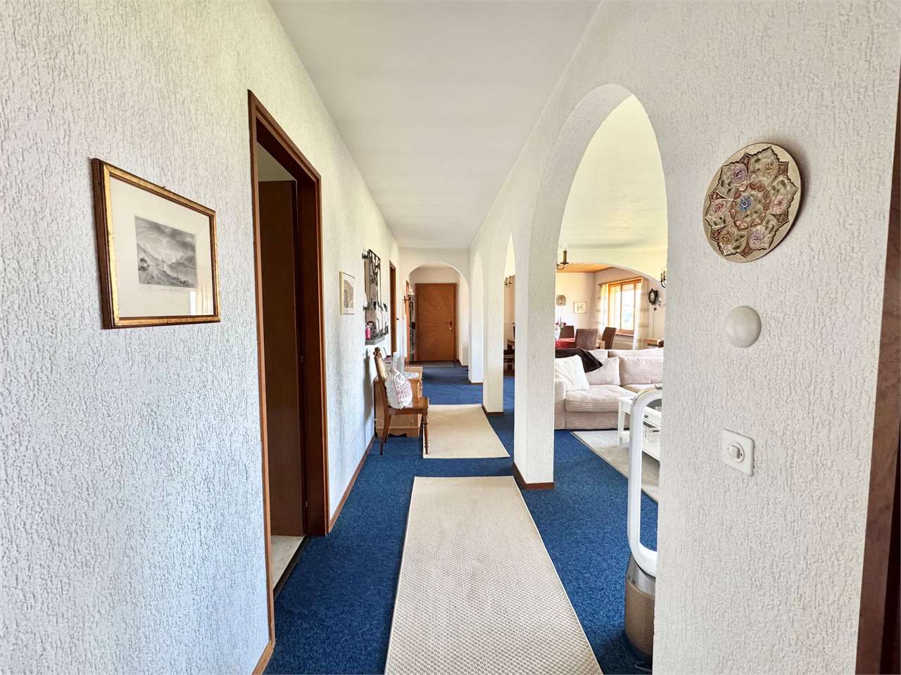 Flur mit Blick ins Wohnzimmer