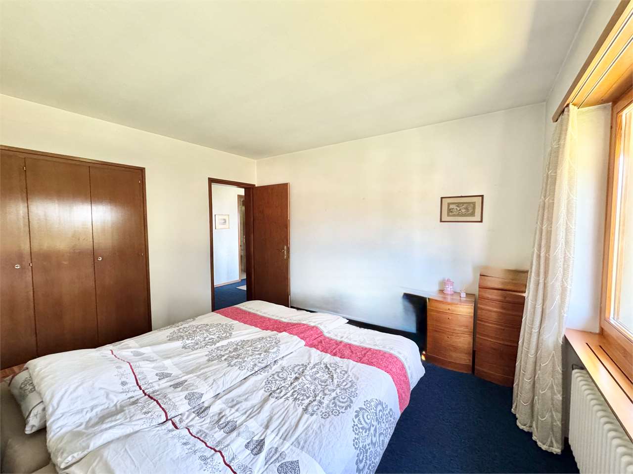 Schlafzimmer mit Holzdetails