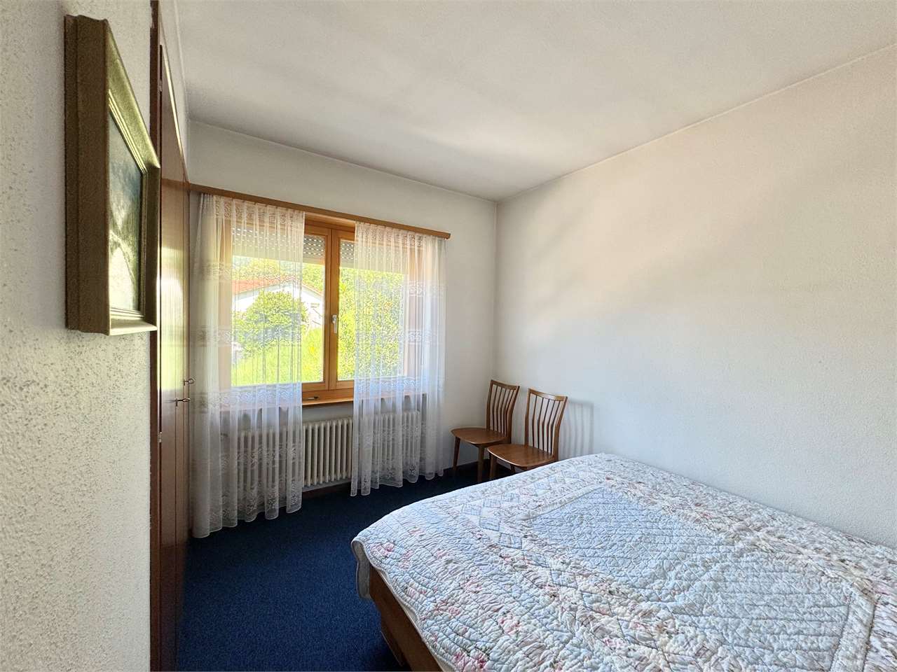 Schlichtes Schlafzimmer mit Fenster und Einzelbetten