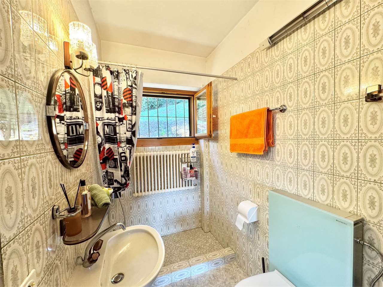 Kleines Retro-Badezimmer mit gemusterten Fliesen