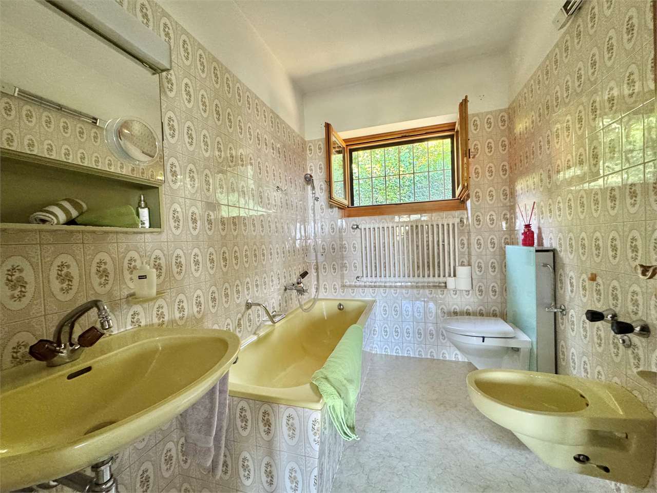Badezimmer mit Retro-Fliesen und Holzfenster