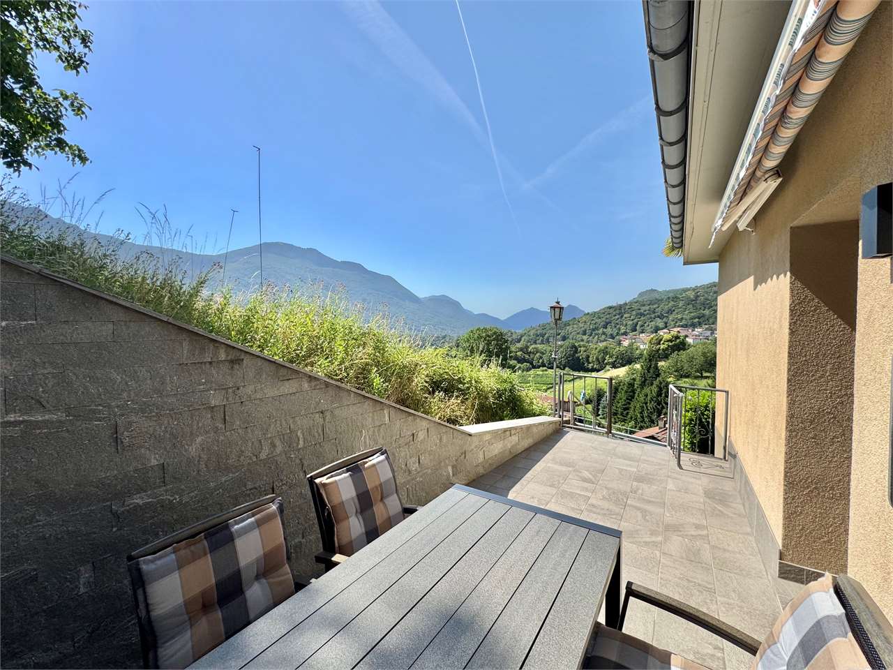 Terrasse mit Bergblick
