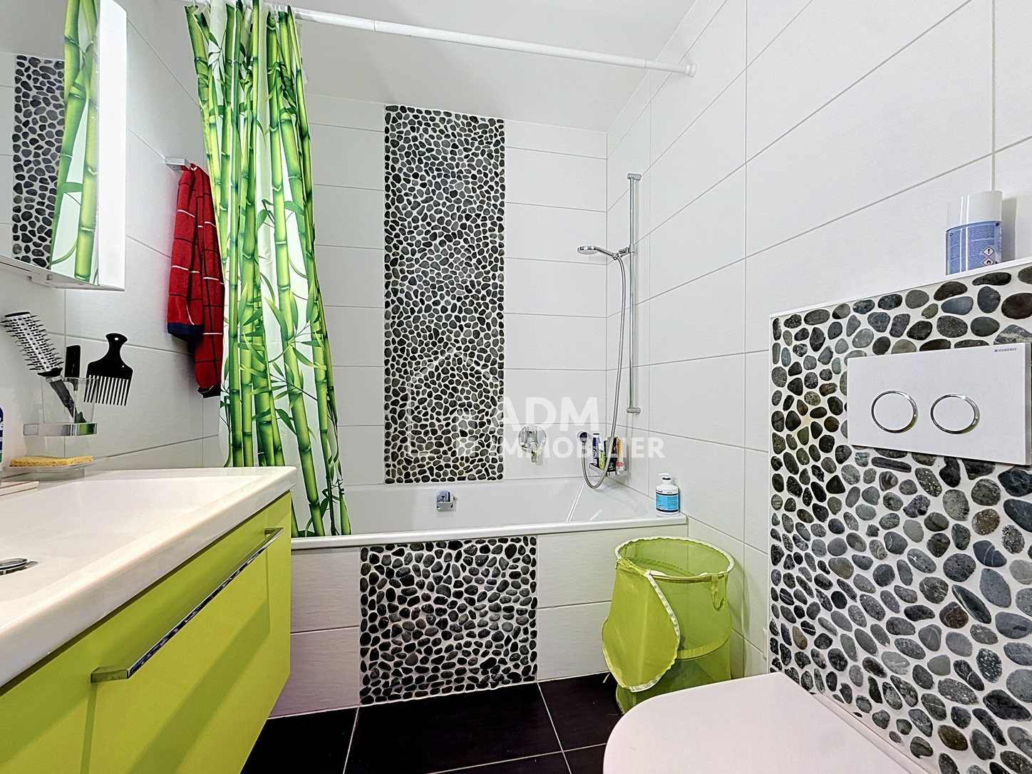 Buntes Badezimmer mit Wannenbereich
