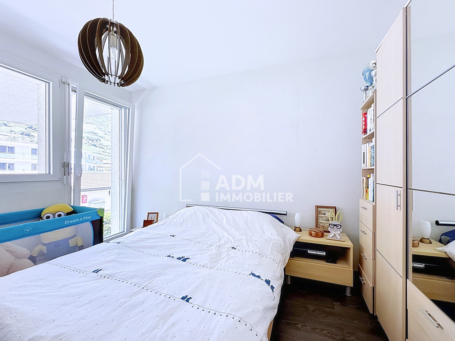 Schlafzimmer mit Fensterfront und Kleiderschrank