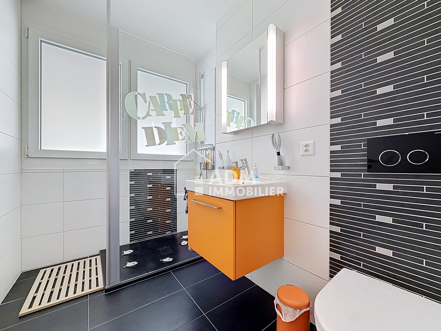Modernes Badezimmer mit orangefarbenem Waschtisch