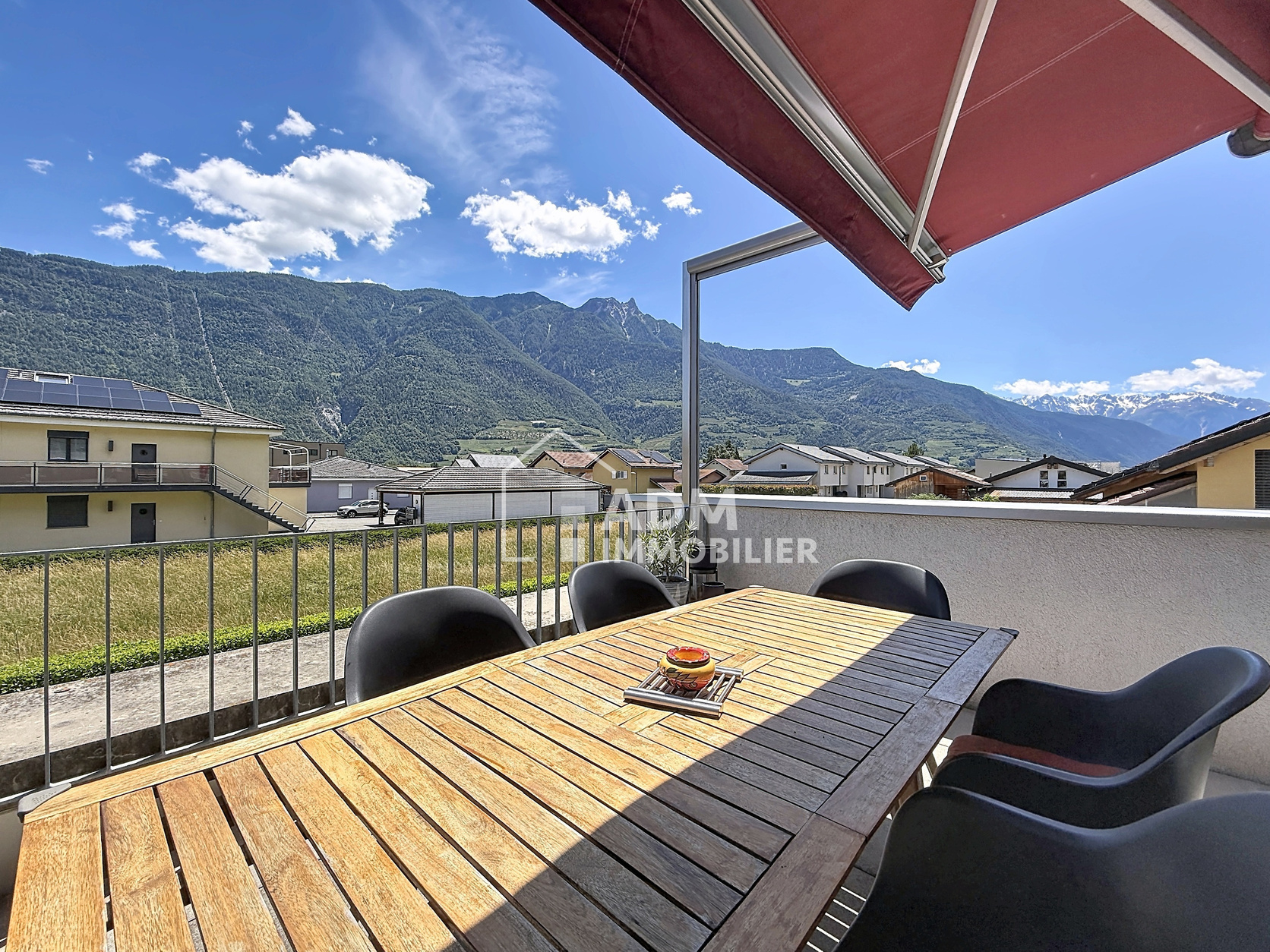 Balkon mit Bergpanorama