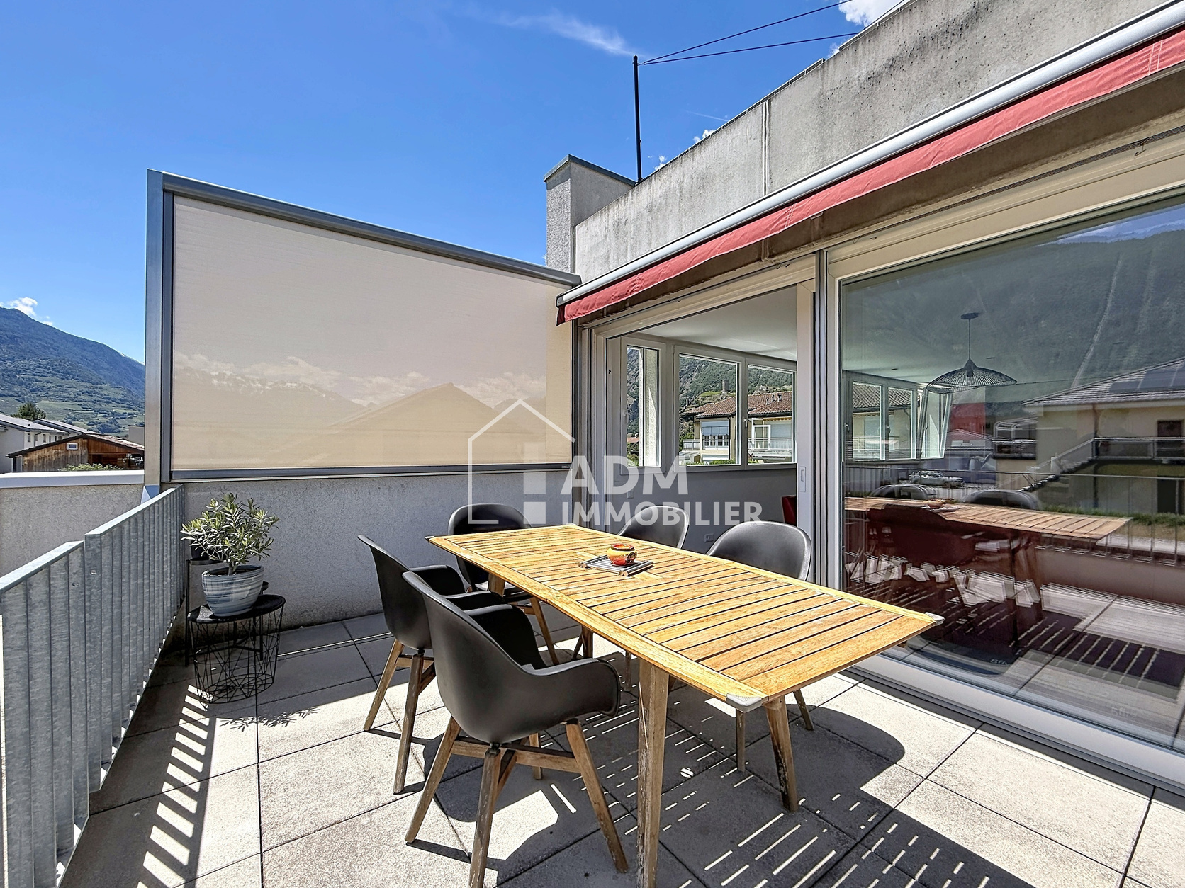 Balkon mit Esstisch und Bergblick