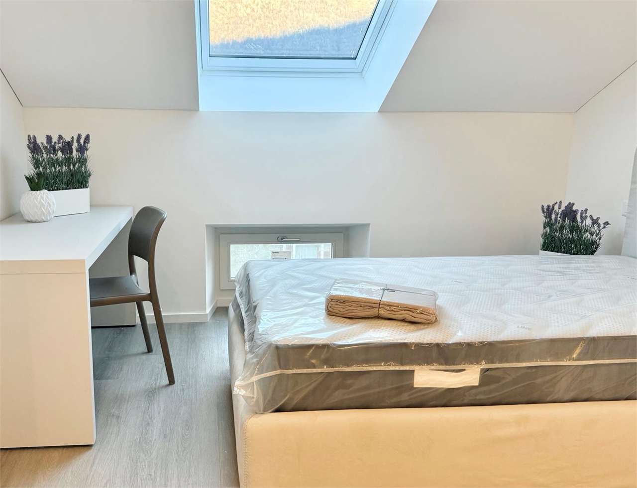 Helles Dachgeschoss-Schlafzimmer mit Dachfenster