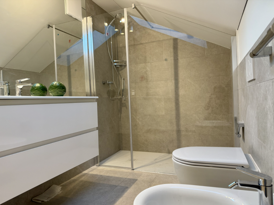 Modernes Badezimmer mit begehbarer Dusche und WC