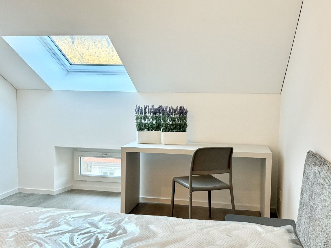 Dachgeschoss-Schlafzimmer mit Arbeitsplatz