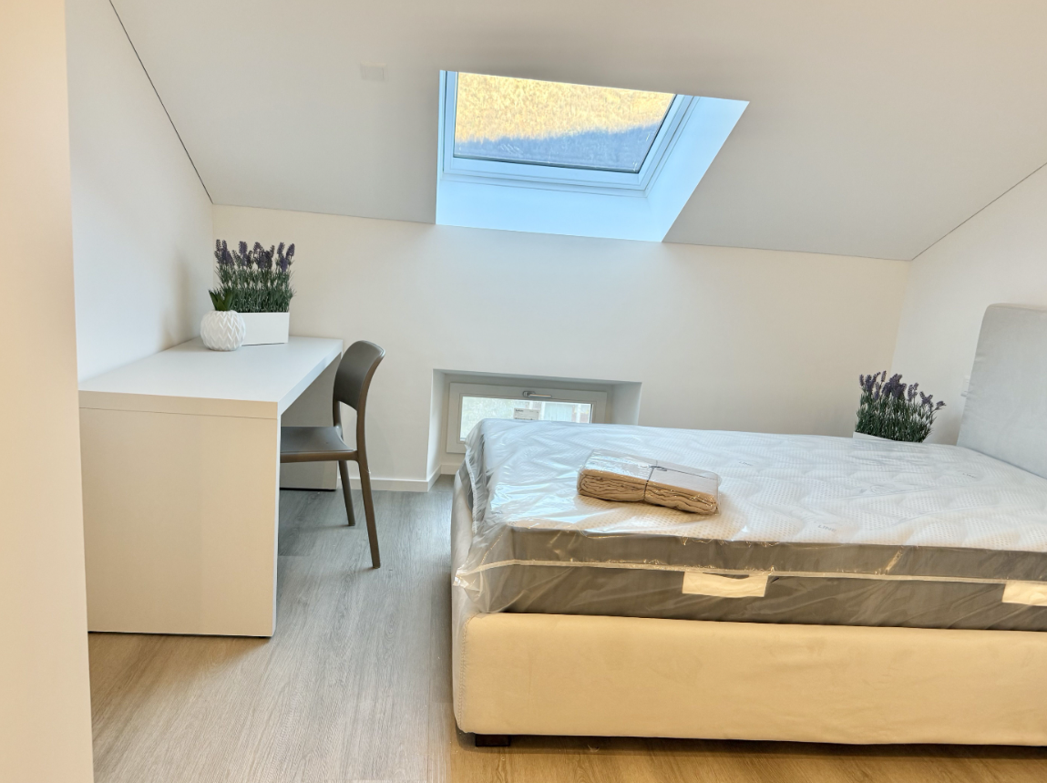 Dachgeschoss-Schlafzimmer mit Arbeitsbereich