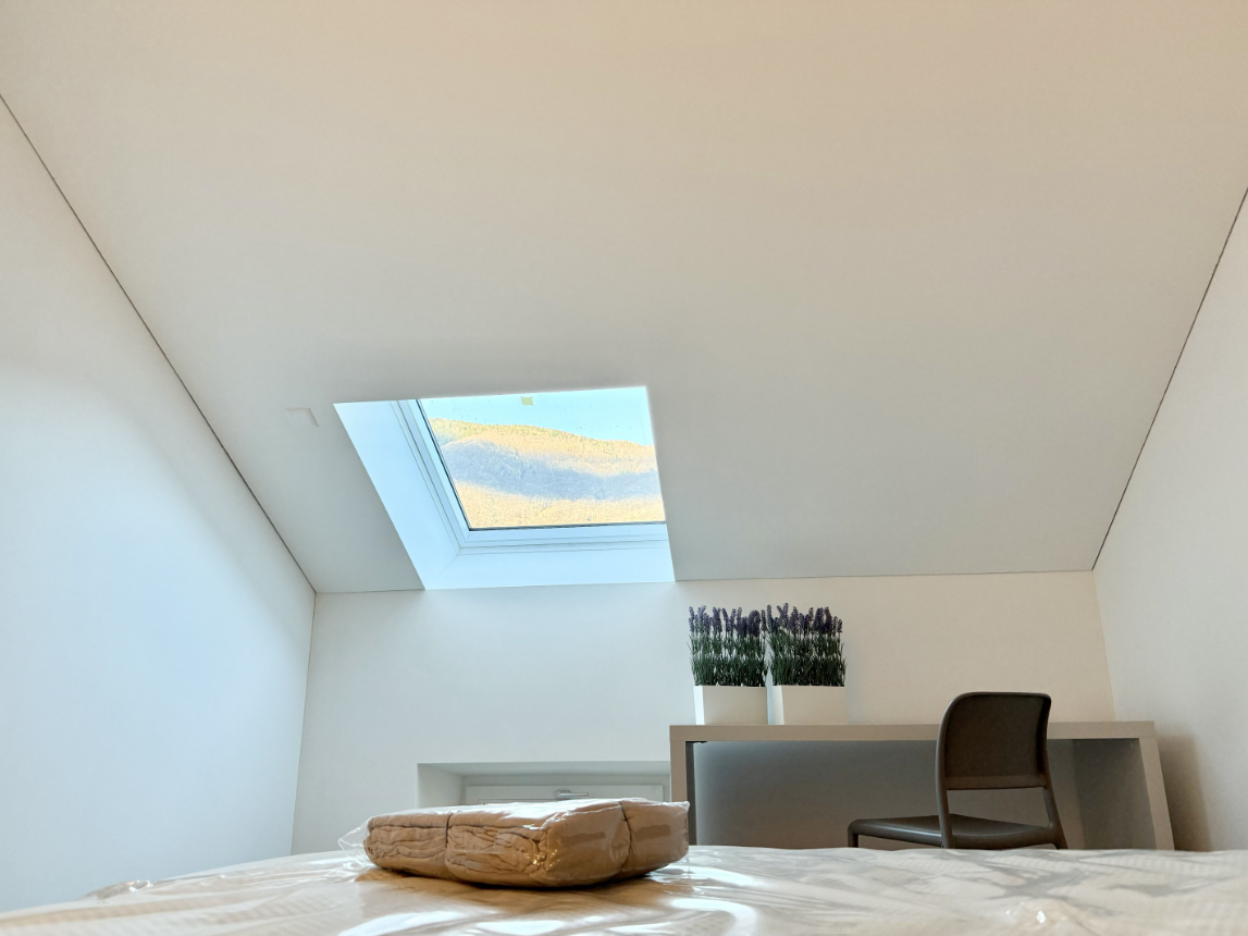 Dachgeschoss-Schlafzimmer mit Dachfenster