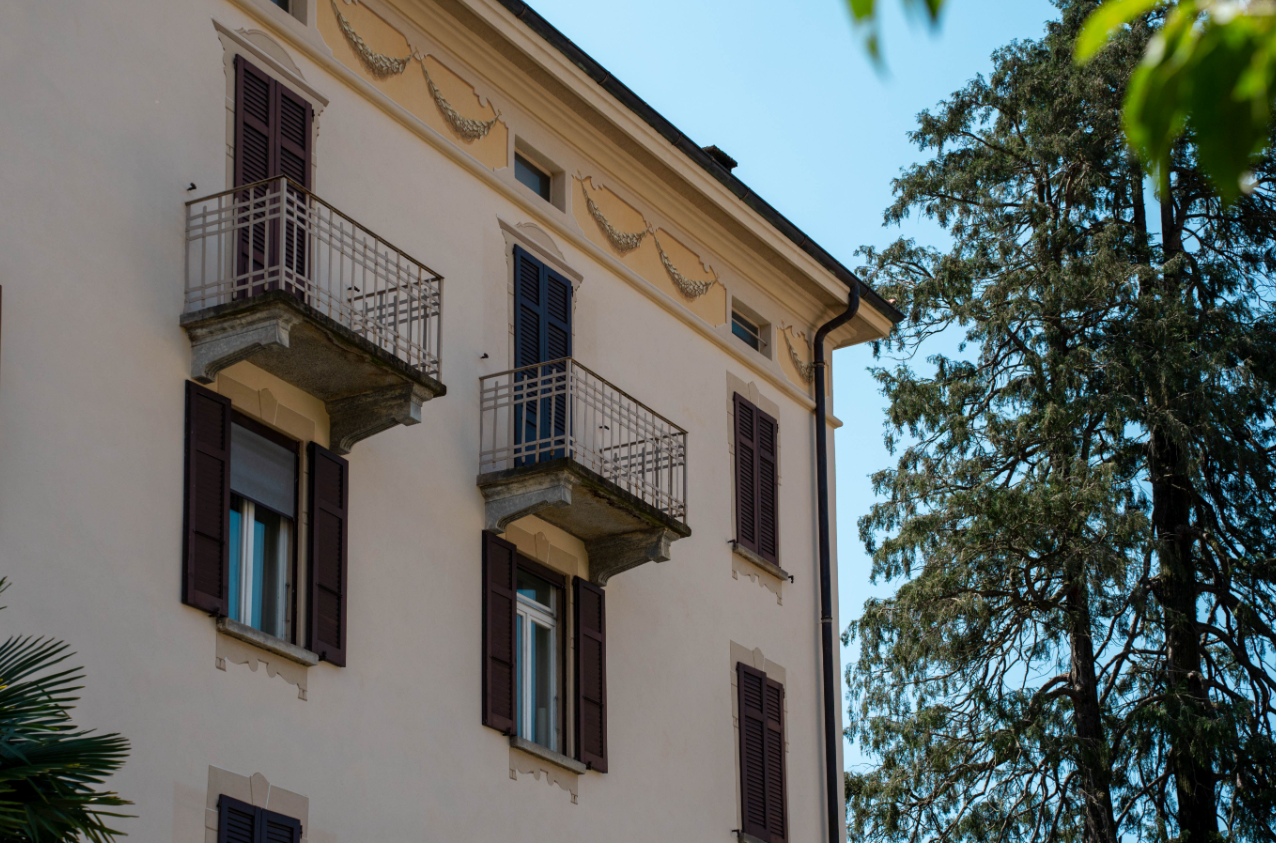 Historische Fassade mit Balkonen